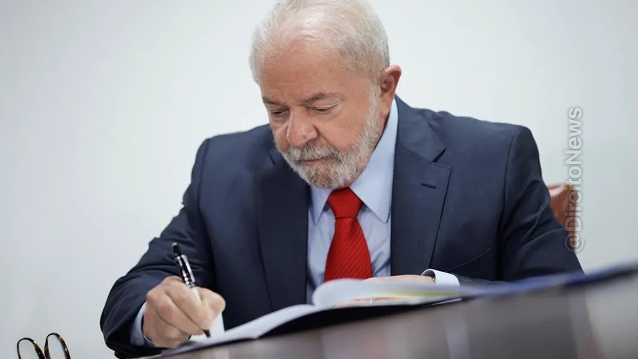 Lula assina decreto que regulamenta auxílio-creche e reduz jornada de terceirizados para 40h