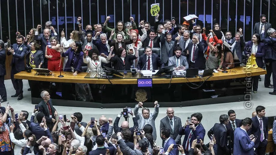 Fim da escala 6×1: Câmara aprova PEC que reduz jornada de trabalho